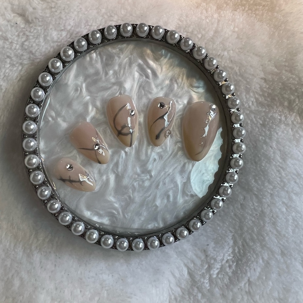 Press on nails